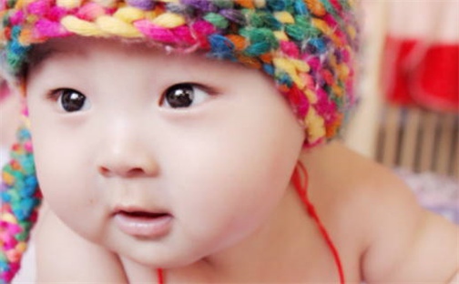 何姓书香气质的男宝名字